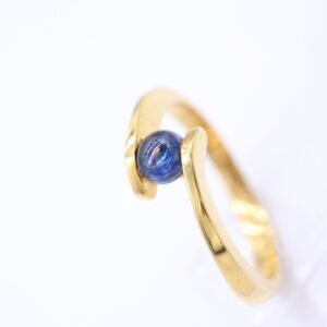 Z611 18K Yellow Gold Ring with Sapphire
