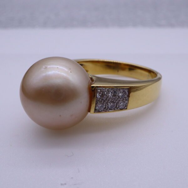 TD8527 "White Pearl" 18K Yellow Gold Ring with Pearl and Diamonds - Image 2