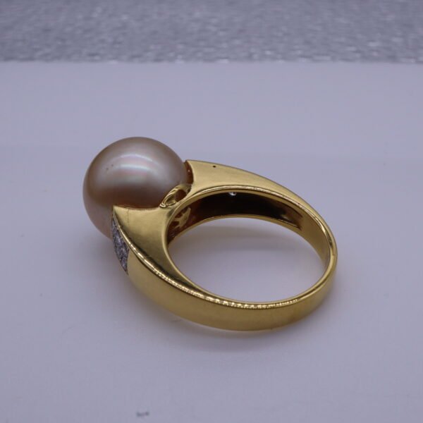 TD8527 "White Pearl" 18K Yellow Gold Ring with Pearl and Diamonds - Image 3