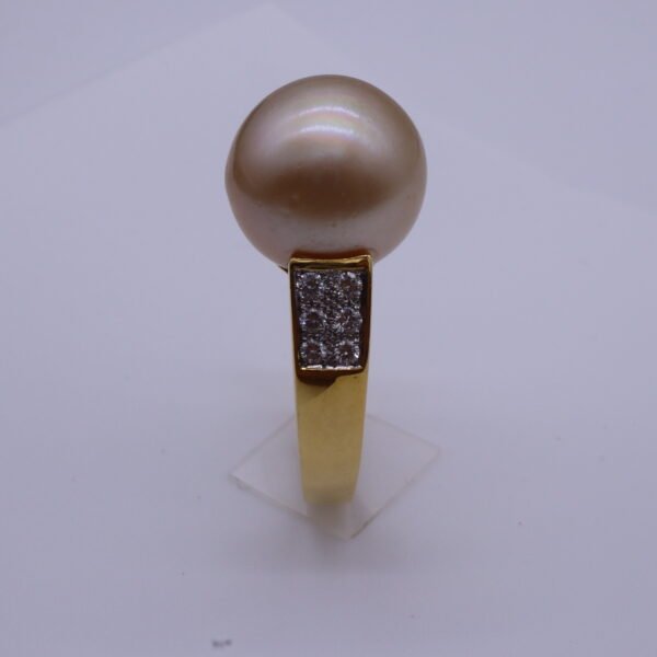 TD8527 "White Pearl" 18K Yellow Gold Ring with Pearl and Diamonds - Image 4