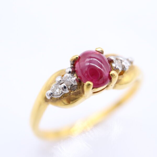 TD8249 18K Yellow Gold Ring with Ruby and Diamonds - Image 3