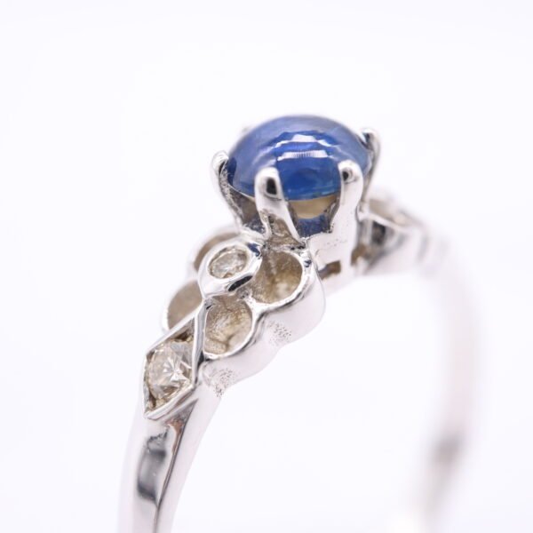 Z1450 18K White Gold Ring with Blue Sapphire and Diamonds - Image 2