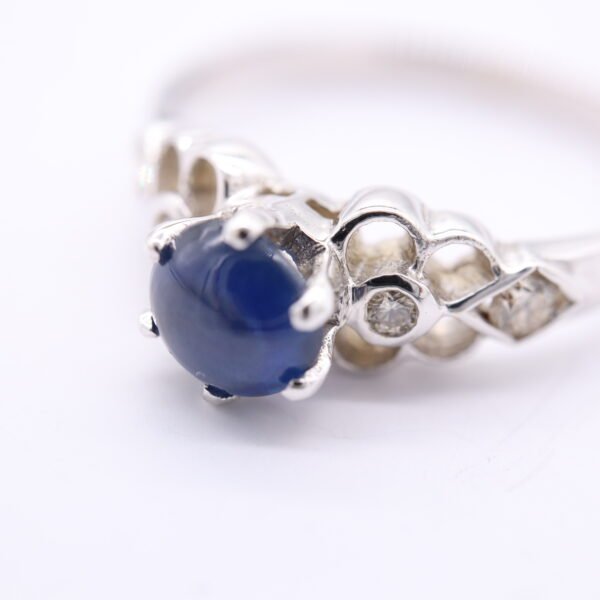 Z1450 18K White Gold Ring with Blue Sapphire and Diamonds