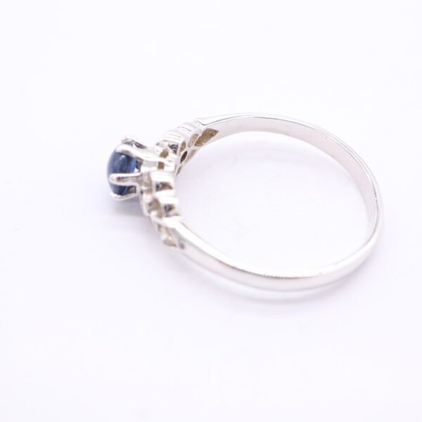 Z1450 18K White Gold Ring with Blue Sapphire and Diamonds - Image 3
