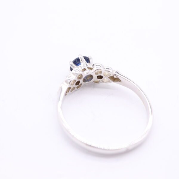 Z1450 18K White Gold Ring with Blue Sapphire and Diamonds - Image 5
